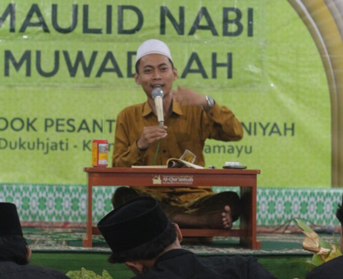 "Tertawa tanpa sebab adalah pertanda kurangnya sopan santun."